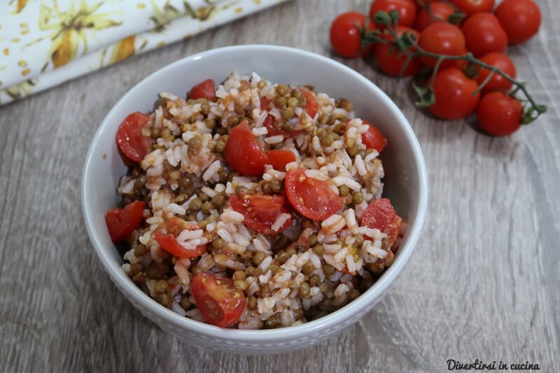 Insalata di riso con lenticchie e pomodorini