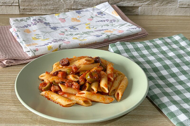 Pasta con pancetta olive e sugo