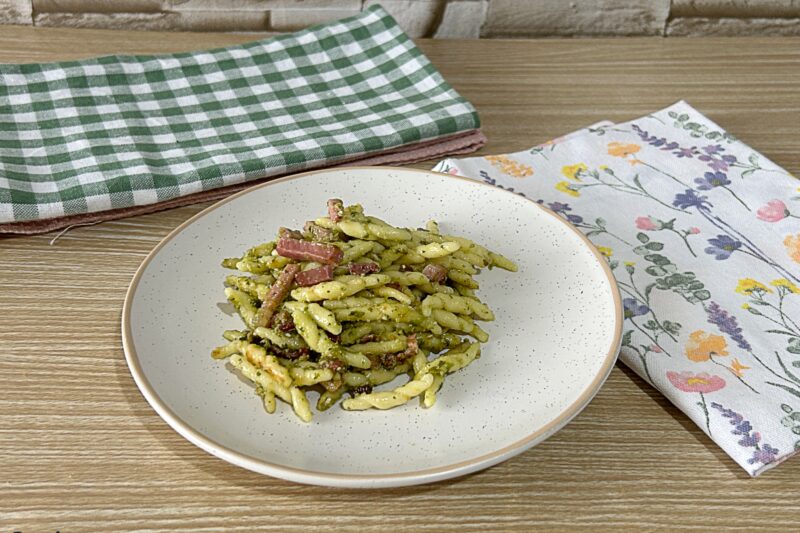 Pasta con speck e pesto