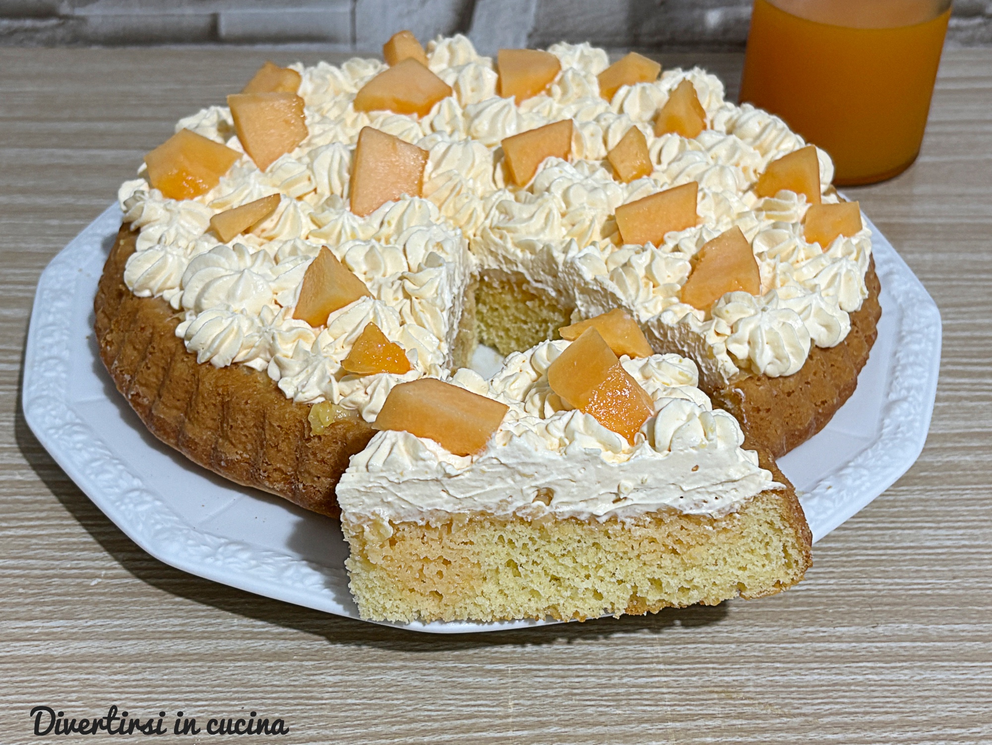 Crostata morbida decorata con fette di melone farcita con crema all'arancia su piatto da dessert