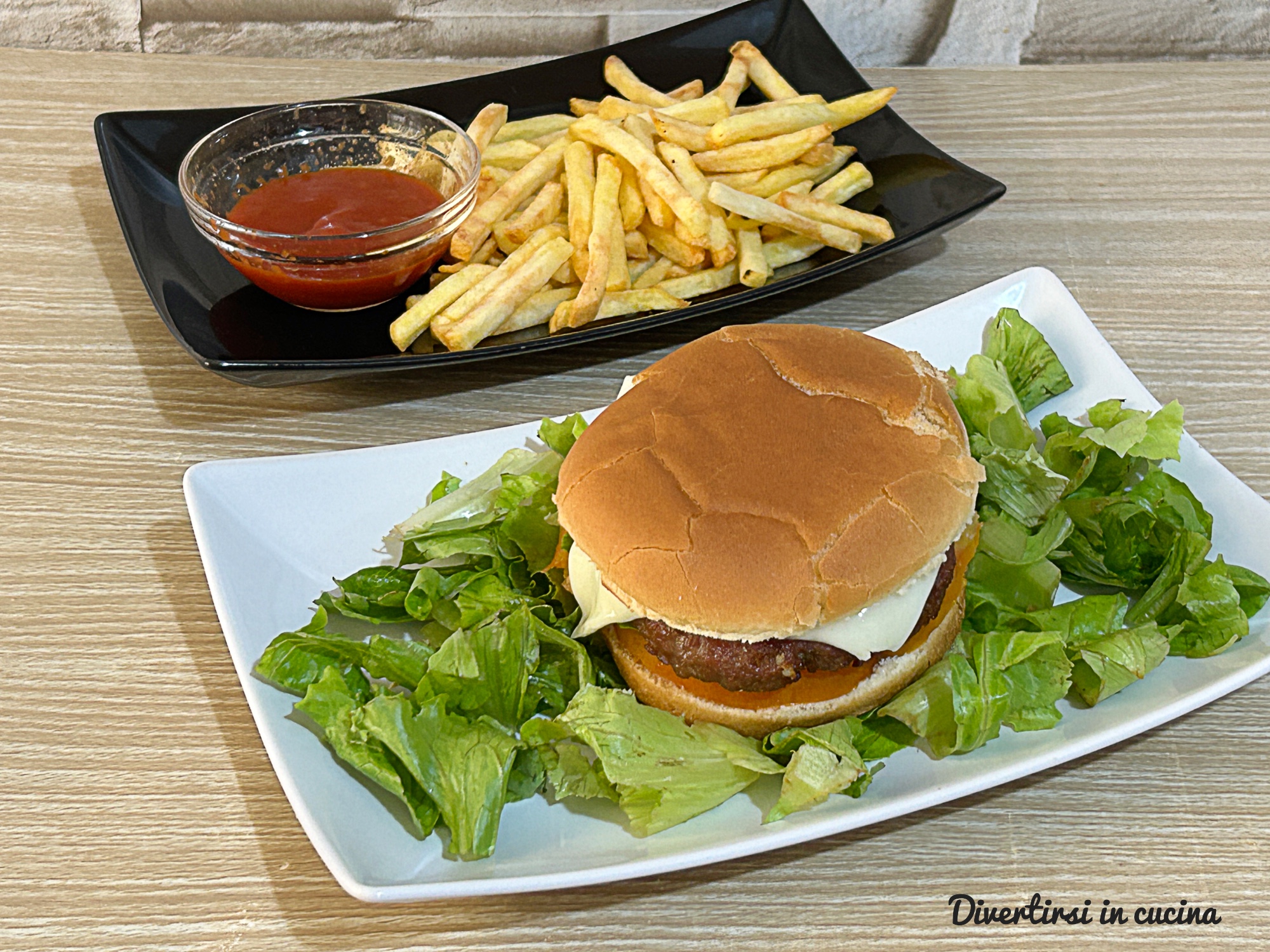 Hamburger e patatine in friggitrice ad aria