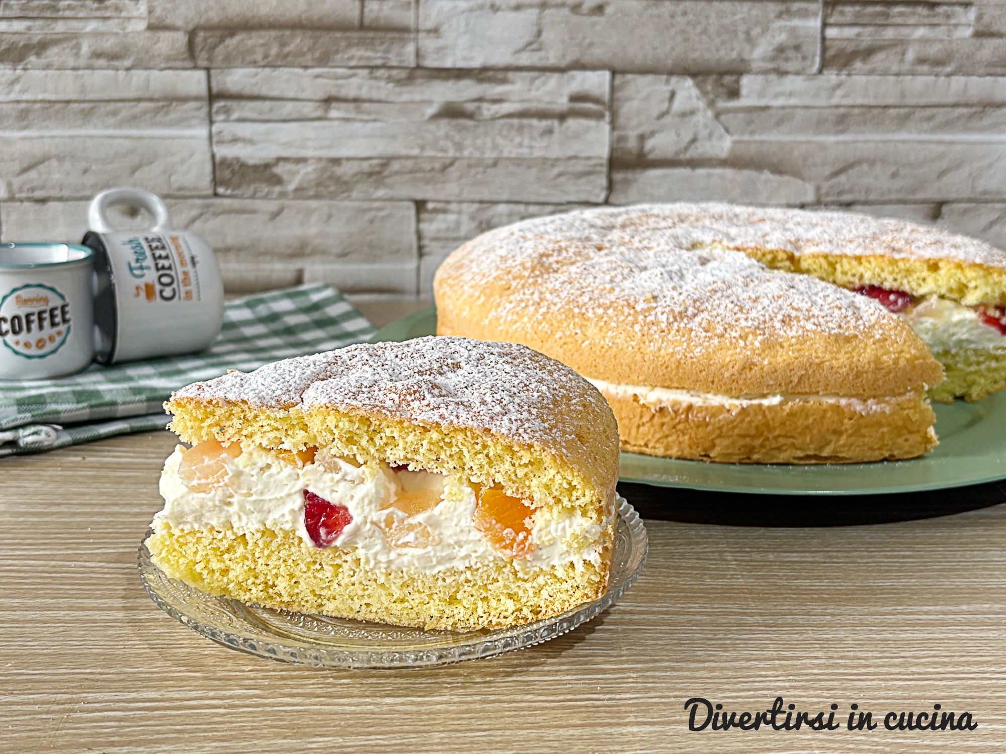 Torta soffice alla frutta sciroppata, crema e panna
