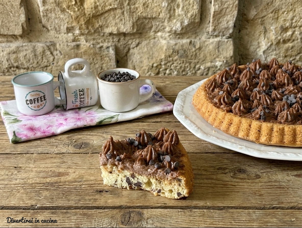 Una fetta di crostata al cioccolato in primo piano su un tavolo di legno, con una tazza di caffè e una caffettiera sullo sfondo