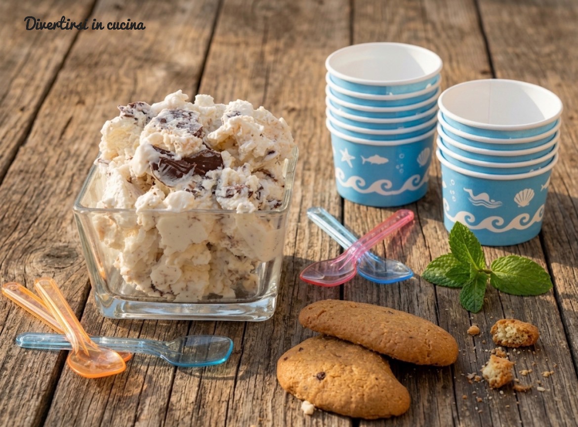 Gelato furbo al mascarpone variegato alla Nutella senza gelatiera, servito in una ciotola di vetro du un tavolo di legno rustico con biscotti e bicchieri azzurri