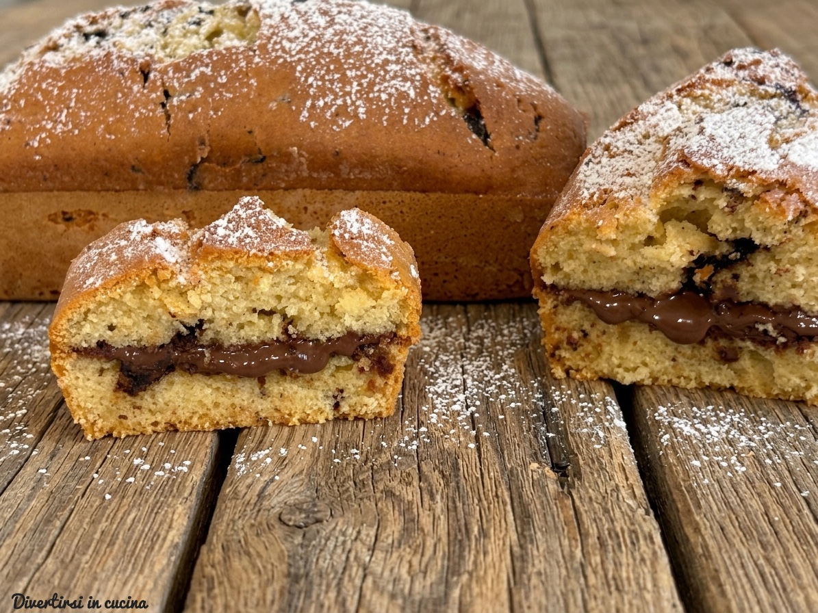 Due fette di plumcake alla stracciatella farcite con Nutella cremosa e un intero plumcake sullo sfondo, spolverizzati con zucchero a velo su un tavolo di legno