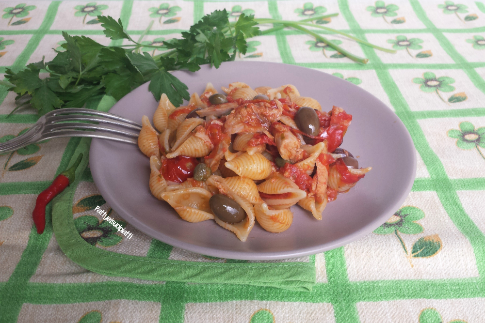 pasta al pomodoro con tonno olive e capperi
