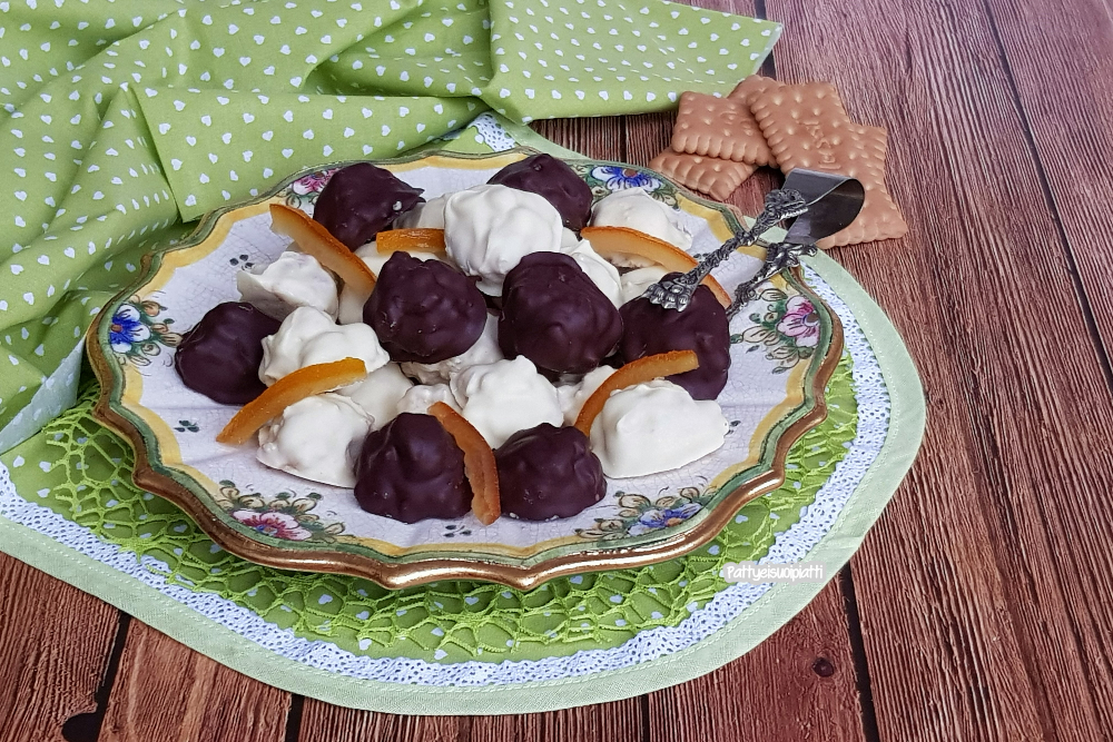 dolcetti di biscotti ricoperti di cioccolato