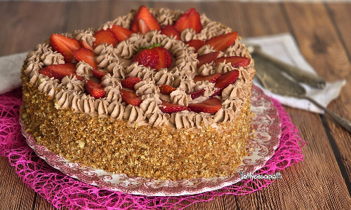torta a cuore con crema e fragole