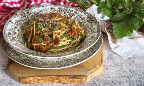 taglierini paglia e fieno al sugo di funghi