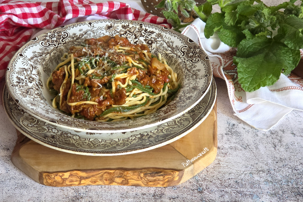 taglierini paglia e fieno al sugo di funghi