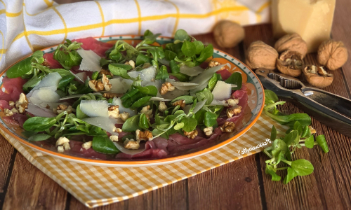 carpaccio di carne con songino grana e noci