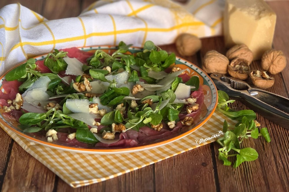 carpaccio di carne con songino grana e noci