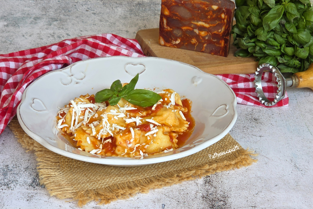 ravioli con ventricina e ricotta al pomodoro