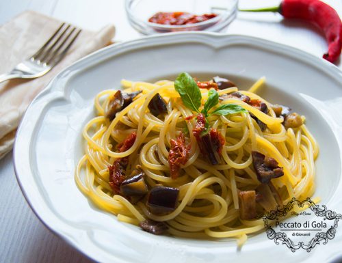 Spaghetti melanzane e pomodori secchi