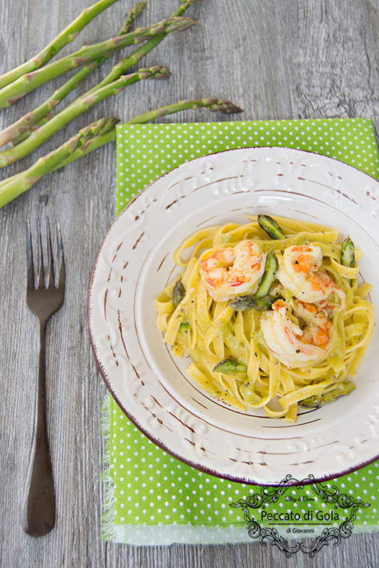 Tagliatelle con asparagi e gamberi