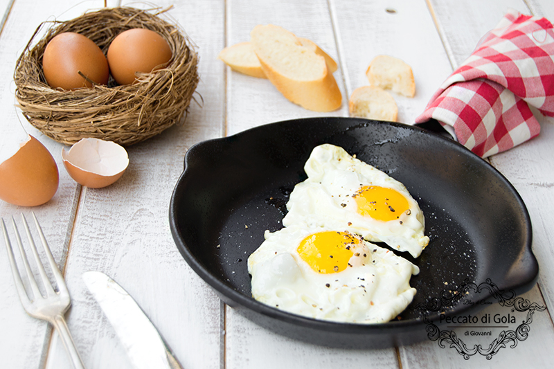Uova all'occhio di bue: la ricetta delle uova al tegamino semplici e veloci
