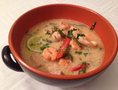 Zuppa thai con pollo e gamberi