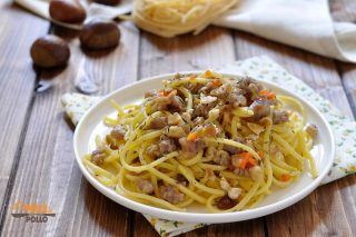 bigoli con sugo alla salsiccia e castagne