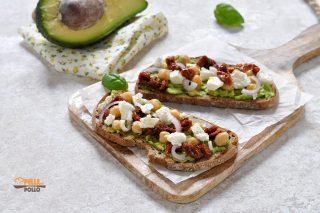 avocado toast con ceci vegetariano