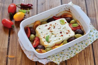 feta al forno con olive e pomodorini