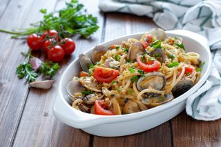 spaghetti alle vongole con pangrattato e pomodorini