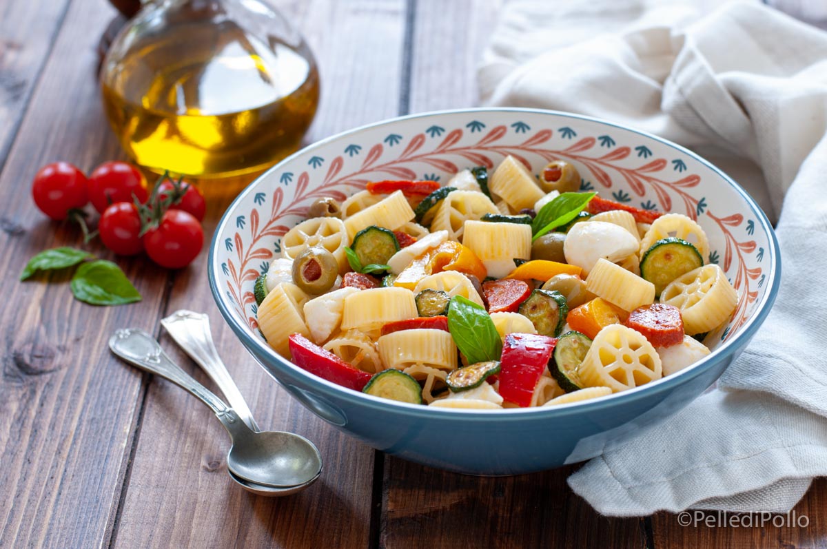 insalata di pasta con mozzarella e verdure