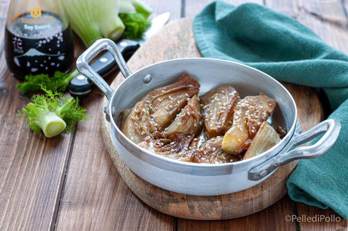 finocchi in padella con salsa di soia e sesamo