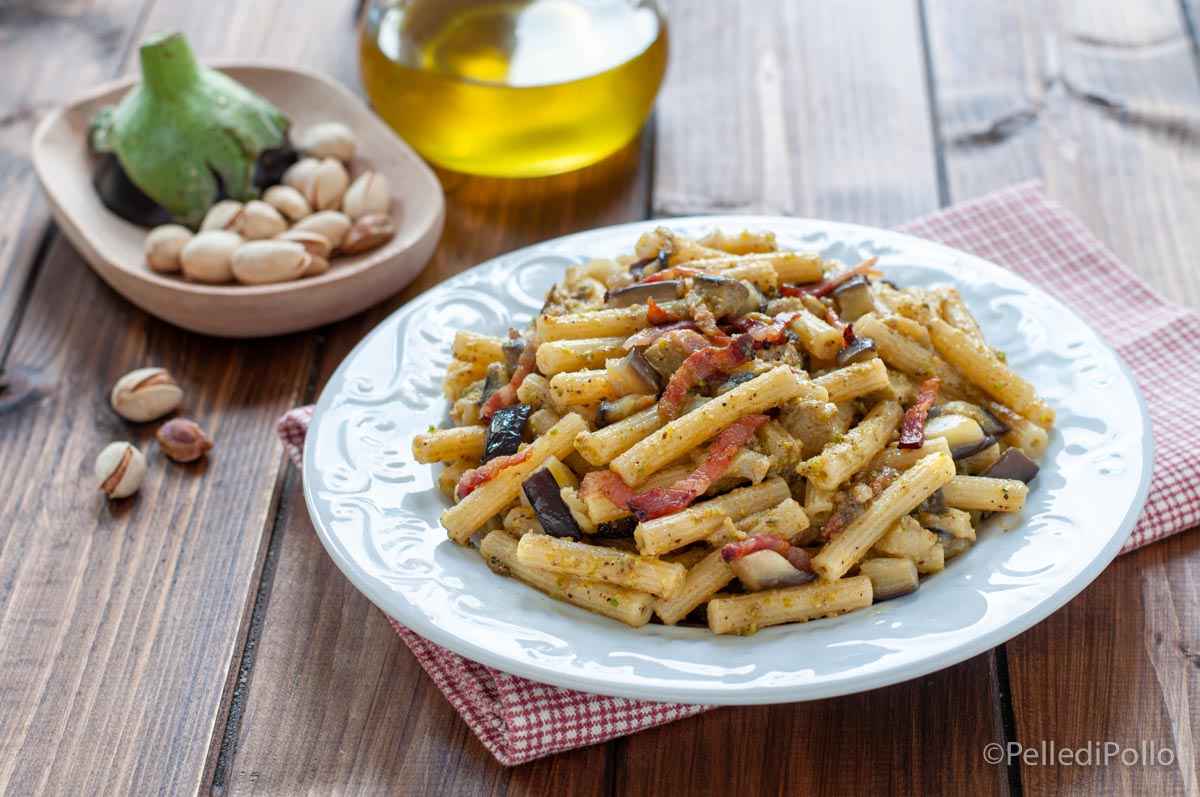 pasta alle melanzane con pesto di pistacchi