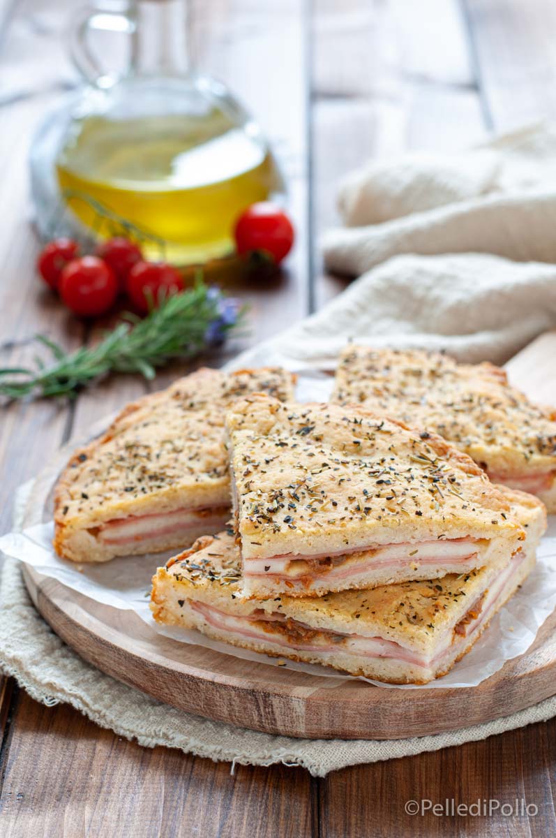 focaccia ripiena con mortadella provola pesto