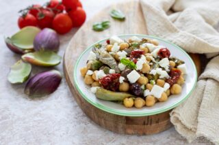 insalata di carciofi con ceci e feta