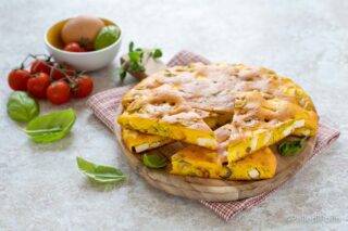 torta salata con feta olive pomodori