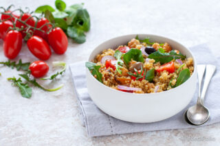 insalata di quinoa e ceci alle spezie