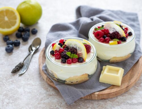 Tiramisù al cioccolato bianco con frutti di bosco