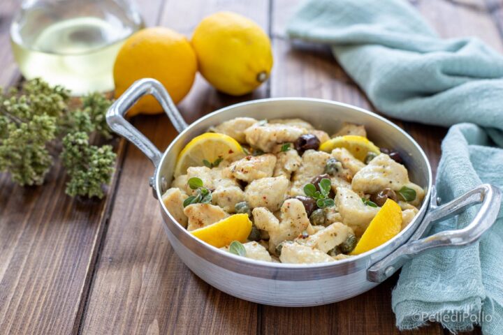 Straccetti di tacchino al limone, olive e capperi - Pelle di Pollo