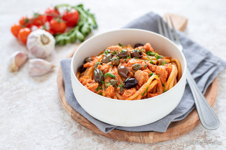 Pasta al tonno con olive e capperi - Semplice, veloce e gustosa