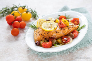 salmone con erbe e pomodorini