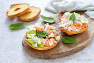 friselle con salmone cetrioli e feta