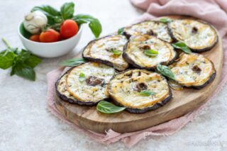 pizzette di melanzane con acciughe e provola