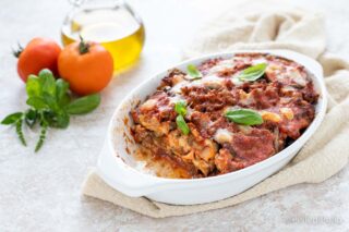 parmigiana di melanzane con ragù di salsiccia