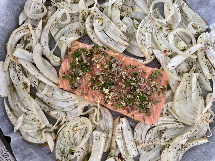 Salmone al forno con finocchi e capperi - Ricetta facile e gustosa