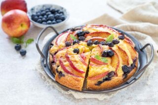 torta alle pesche e mirtilli