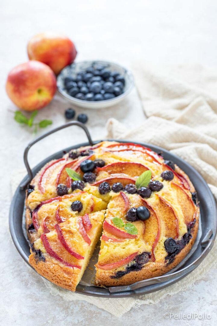 torta soffice con pesche e mirtilli