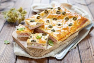 rustico di sfoglia con prosciutto e olive