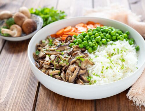 Poke bowl di riso basmati con funghi shiitake