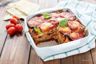 parmigiana di melanzane con pane carasau