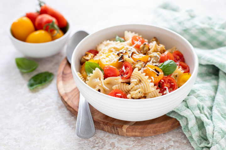 pasta fredda con pomodorini e melanzane