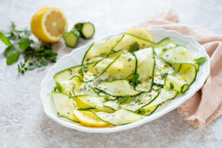 insalata di zucchine crude marinate