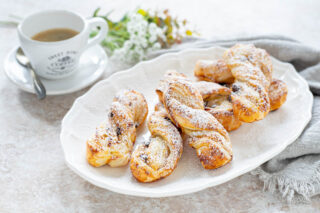 treccine di sfoglia con ricotta e cioccolato