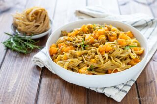 tagliatelle integrali al ragù bianco e zucca