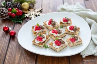 crostini natalizi con uova di lompo